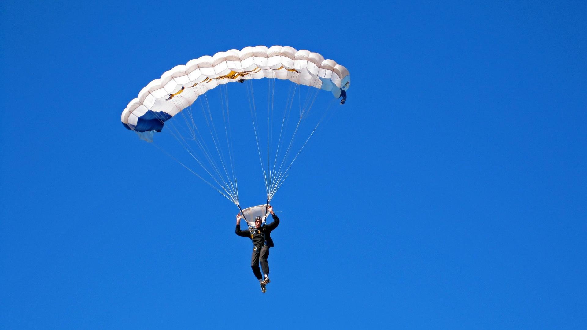 _全民健身跑步周：活力城市开启_，全民健身跑道