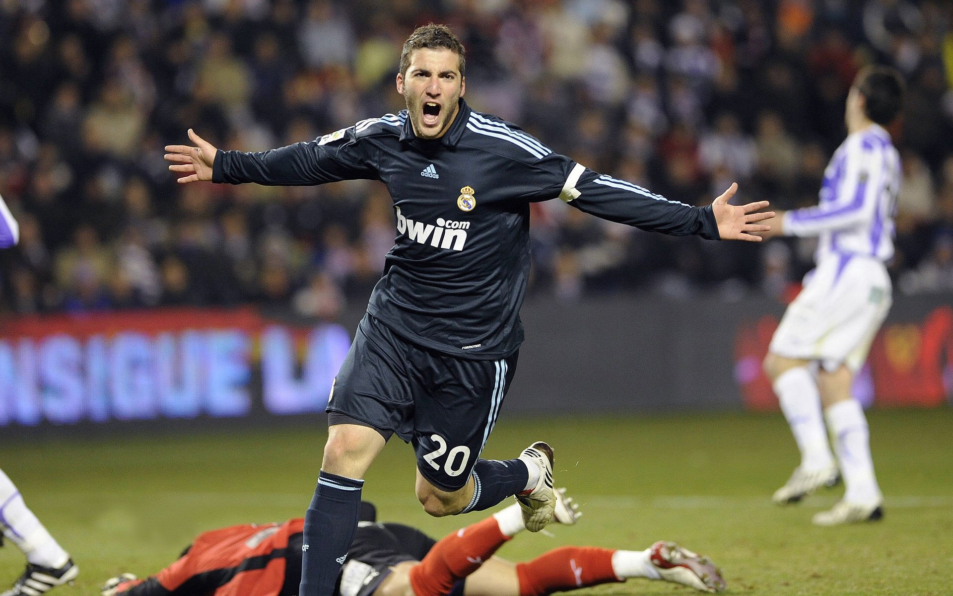 蹦床创新竞技表演,空中舞者挑战极限,蹦床特技视频